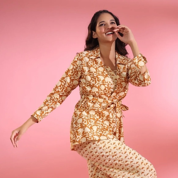 JISORA Motifs with Mustard Jaal on Cotton Shrug - Picture 3 of 12